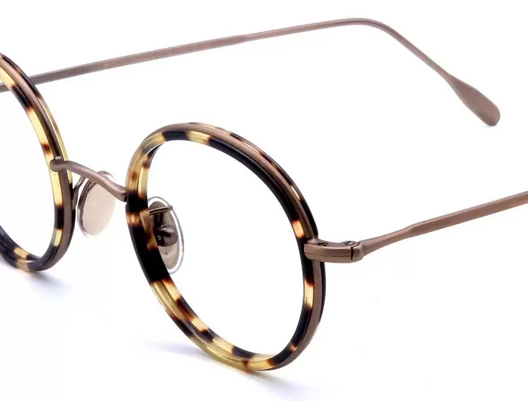 A side view of the LGR Reunion Metal II in Brass Antiqued/Acetate Havana Tartarugato 23 - zoomed in on frame rim.